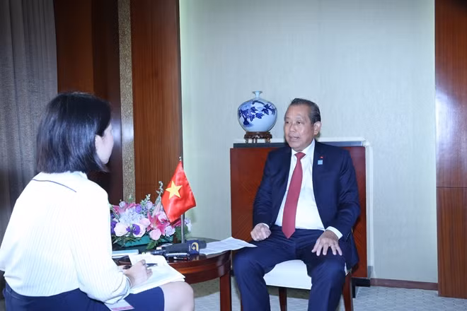 Phó Thủ tướng Trương Hòa Bình trả lời báo chí Trung Quốc. Ảnh: VGP/Lê Sơn