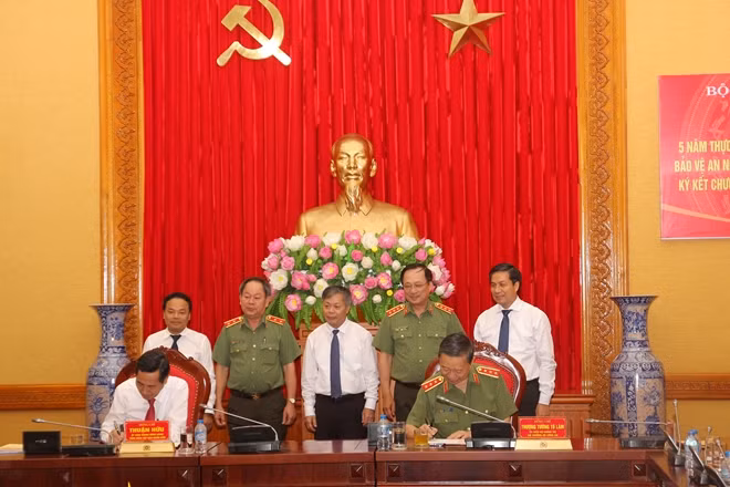 Bộ trưởng Tô Lâm, Tổng Biên tập Báo Nhân dân Thuận Hữu ký kết chương trình phối hợp tuyên truyền giai đoạn 2018-2023.