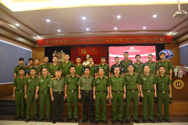 Đại biểu và đại diện học viên tham gia lớp học chụp ảnh lưu niệm.
