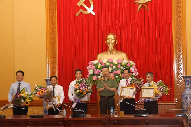 Bộ trưởng Tô Lâm trao Kỷ niệm chương “Bảo vệ An ninh Tổ quốc” tặng các đồng chí lãnh đạo Báo Nhân dân.