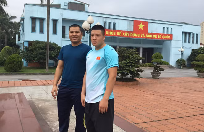 Huấn luyện viên Nguyễn Văn Hùng và Nguyễn Văn Trí tại Trung tâm Thể Dục Thể Thao khu A, Từ Liêm Hà Nội.