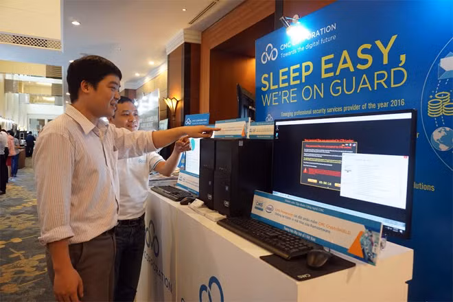 Anh Nguyễn Quang Hưng, cán bộ Cục kỹ thuật nghiệp vụ II, Bộ Công an quan tâm tìm hiểu máy tính CMS Powercom với tính năng bảo mật cao.