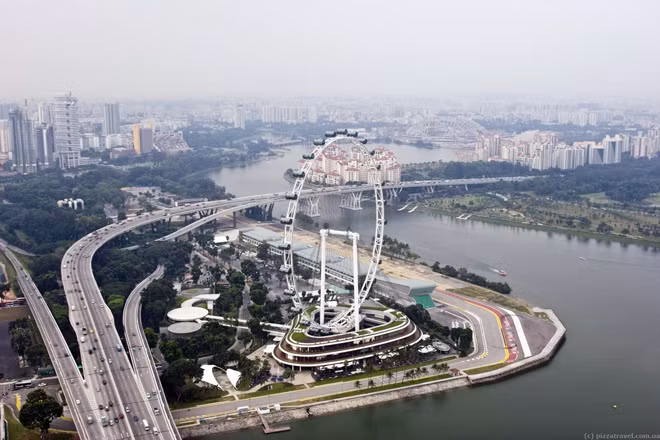 Chính quyền Singapore thay đổi hướng quay của bánh xe quan sát lớn nhất thế giới, vì thầy phong thủy nói nó tống khứ may mắn ra khỏi ốc đảo này.