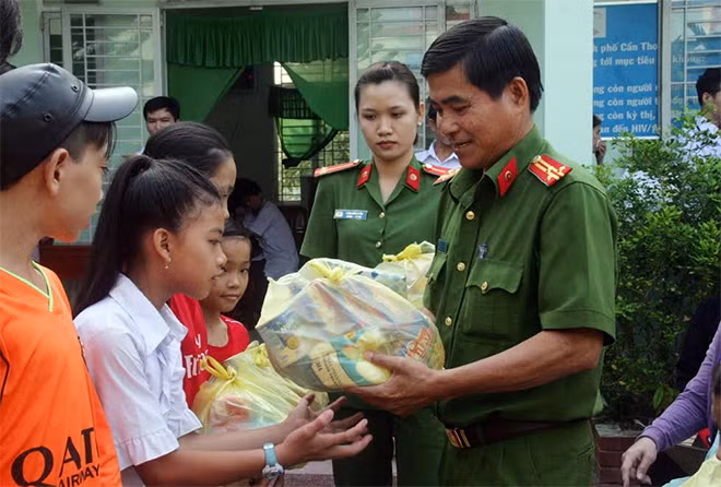 Thượng tá Hà Thanh Trí, Phó trưởng Phòng PC46 tặng quà cho trẻ em nghèo.
