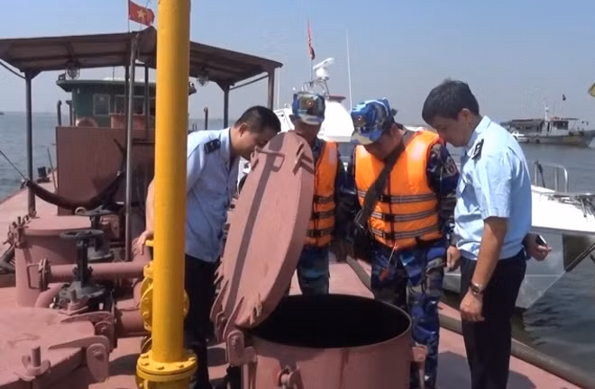 Kiểm tra khoang chứa dầu trên tàu HP - 1852. Kiểm tra khoang chứa dầu trên tàu HP - 1852.
