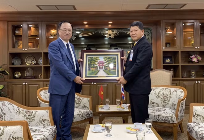 Thứ trưởng Nguyễn Văn Thành và Ngài Tổng Thư ký Hội đồng An ninh quốc gia Thái Lan tại buổi tiếp.