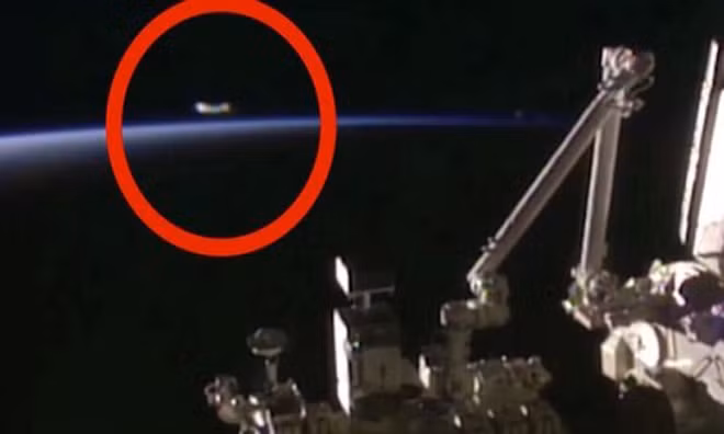 Vật thể lạ bay vọt qua Trạm Vũ trụ Quốc tế trong video của NASA.