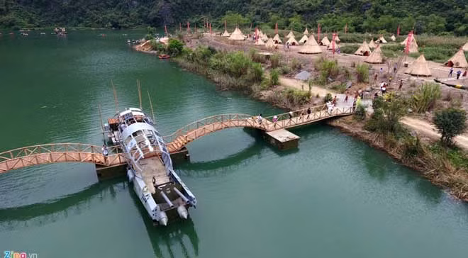 Phía dòng sông bên cạnh đảo là con tàu của quân đội đổ bộ đến đây để tìm kiếm Kong.