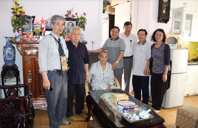 Đoàn đến thăm hỏi, động viên Đại tá Hoàng Bá Tuy vừa phẫu thuật trở về sau tai nạn giao thông. Đoàn đến thăm hỏi, động viên Đại tá Hoàng Bá Tuy vừa phẫu thuật trở về sau tai nạn giao thông.
