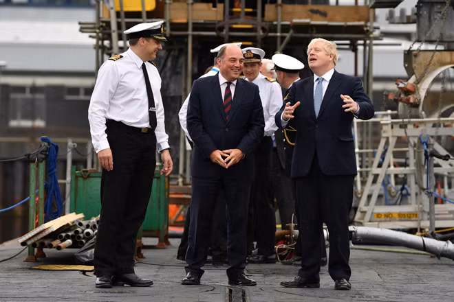 Tân Bộ trưởng Quốc phòng Anh, ông Ben Wallace và Thủ tướng Anh Boris Johnson (phải) Tân Bộ trưởng Quốc phòng Anh, ông Ben Wallace và Thủ tướng Anh Boris Johnson (phải)