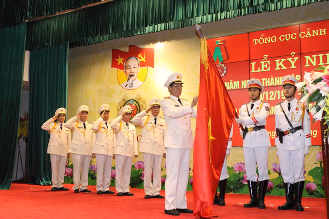 Thừa uỷ quyền của Chủ tịch nước, Trung tướng Phan Văn Vĩnh trao tặng Huân chương Bảo vệ Tổ quốc hạng Ba cho Cục Hậu cần Cảnh sát.