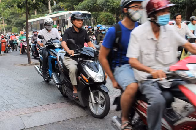 Các xe nối đuôi nhau tràn vỉa hè.
