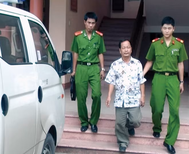 Cán bộ chiến sĩ Phòng Cảnh sát truy nã tội phạm Công an tỉnh Quảng Trị bắt giữ các đối tượng truy nã sau nhiều năm bỏ trốn khỏi nơi cư trú.