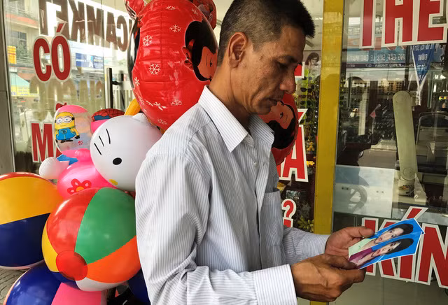 Suốt gần nửa tháng qua, ông Đặng rong ruổi ngược xuôi, vừa bán bong bóng dạo vừa đi tìm 2 con.