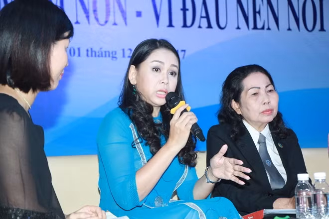 Các đại biểu tham gia ý kiến trong buổi tọa đàm.