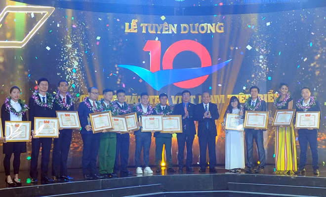 Phó Thủ tướng Thường trực Trương Hòa Bình và Bí thư thứ nhất T.Ư Đoàn Lê Quốc Phong trao giải thưởng cho các gương mặt trẻ Việt Nam tiêu biểu và triển vọng. Ảnh: Xuân Trường. Phó Thủ tướng Thường trực Trương Hòa Bình và Bí thư thứ nhất T.Ư Đoàn Lê Quốc Phong trao giải thưởng cho các gương mặt trẻ Việt Nam tiêu biểu và triển vọng. Ảnh: Xuân Trường.