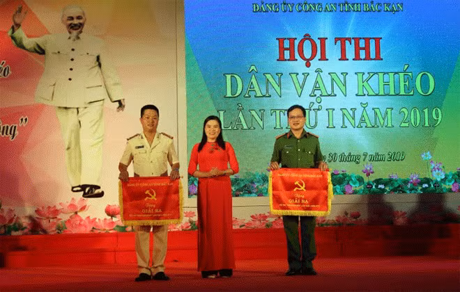 Đồng chí Phan Thị Na, Phó trưởng Ban Dân vận Tỉnh ủy trao giải cho 2 đội đồng giải ba. Đồng chí Phan Thị Na, Phó trưởng Ban Dân vận Tỉnh ủy trao giải cho 2 đội đồng giải ba.