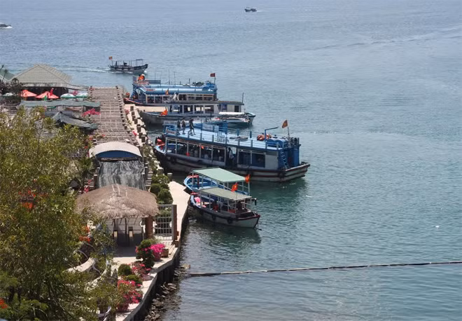 Mỗi chuyến tàu du khách đưa du khách tham quan vịnh Nha Trang đều nộp lệ phí.