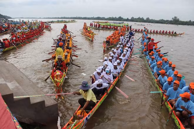 Các đội về tham dự Giải đua ghe ngo của Ngày hội. Các đội về tham dự Giải đua ghe ngo của Ngày hội.