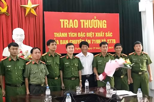UBND huyện trao quà, chúc mừng Công an huyện Nghĩa Đàn.