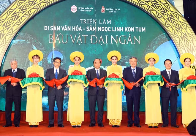 Thủ tướng Nguyễn Xuân Phúc và các đại biểu thực hiện nghi thức cắt băng khai mạc triển lãm. Ảnh: TTXVN