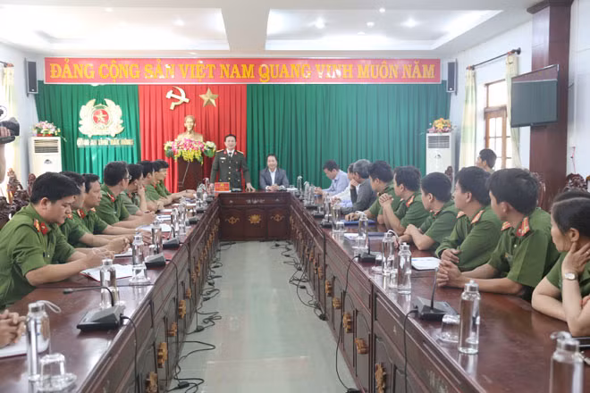 Toàn cảnh buổi làm việc.