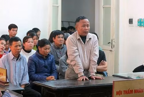 Bị cáo Nguyễn Văn Thanh (đứng) tại phiên xét xử.