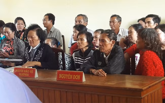 Bà Nguyễn Thị Tuyết, bật khóc khi tòa thông báo ngừng một tháng xét xử lại vào sáng ngày 10-8-2016.