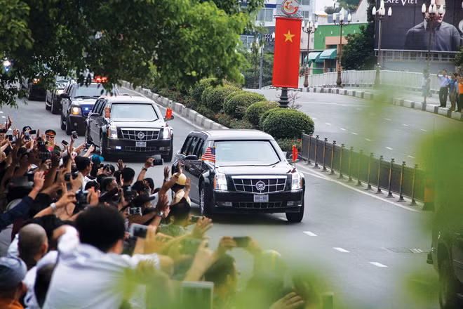 Người dân thân thiện đón chào Tổng thống Mỹ thăm TP Hồ Chí Minh tháng 5-2016.