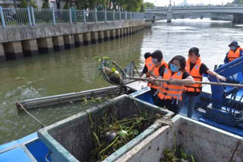 Các tình nguyện viên dọn rác trên kênh Nhiêu Lộc - Thị Nghè ngày 23-3. Các tình nguyện viên dọn rác trên kênh Nhiêu Lộc - Thị Nghè ngày 23-3.
