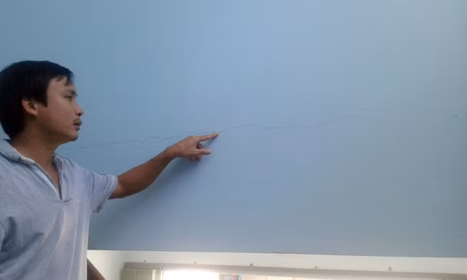 Vách tường nhà ông Nguyễn Đức Nhật, thôn Tài Lương 3, xã Hoài Thanh Tây xuất hiện những vết rạn nứt kéo dài sau khi bị ảnh hưởng bởi đầm nén nền đường.