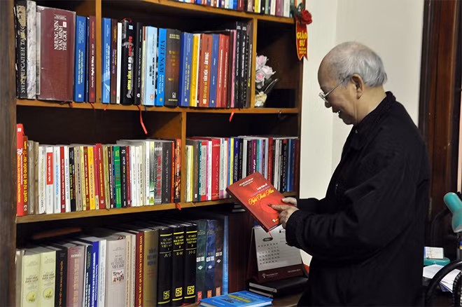 GS.TS.NSND Lê Ngọc Canh bên một phần “gia tài” của ông trong phòng làm việc tại gia.
