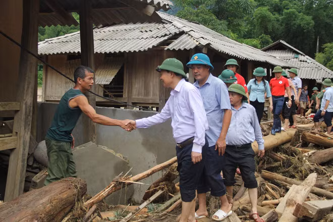 Bí thư Tỉnh ủy Thanh Hóa Trịnh Văn Chiến thăm hỏi, động viên bà con bản Sa Ná khắc phục hậu quả thiên tai.