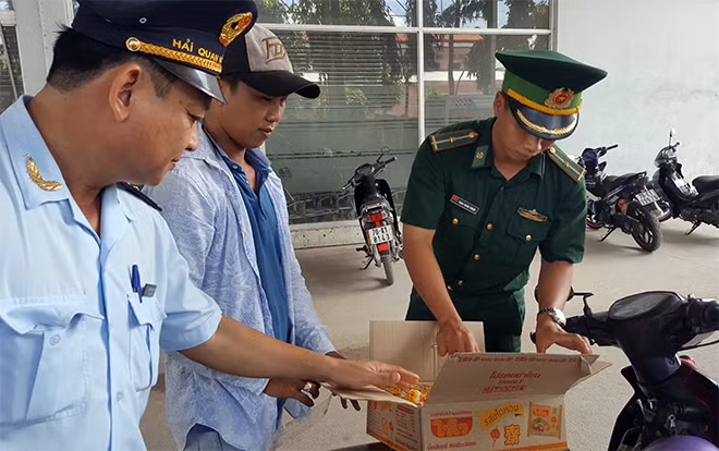 Hải quan - Biên phòng kiểm tra chặt chẽ nhưng vẫn không kiểm soát hết được thuốc lá lậu.