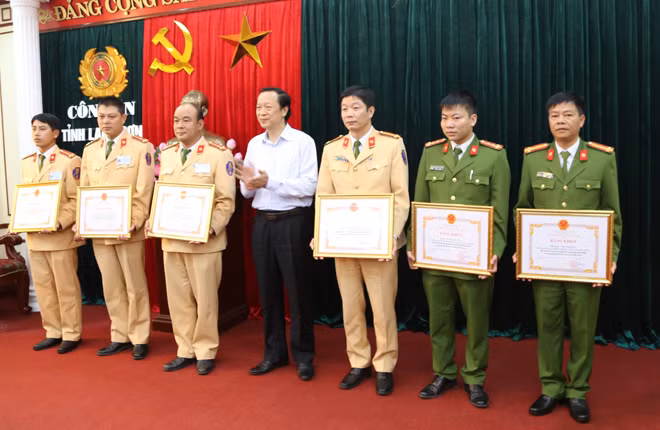 Đồng chí Phạm Ngọc Thưởng trao Bằng khen cho 6 cá nhân. Đồng chí Phạm Ngọc Thưởng trao Bằng khen cho 6 cá nhân.