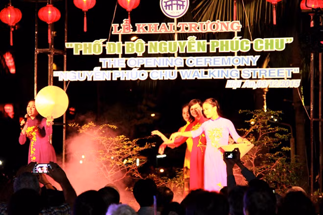 Dạ hội “Hội An chào năm mới 2017” sẽ là sự kiện hứa hẹn sẽ để lại nhiều ấn tượng sâu sắc trong lòng du khách bởi sự gần gũi, tính nhân văn, giúp gắn kết tâm hồn của những con người đến từ khắp nơi trên thế giới.