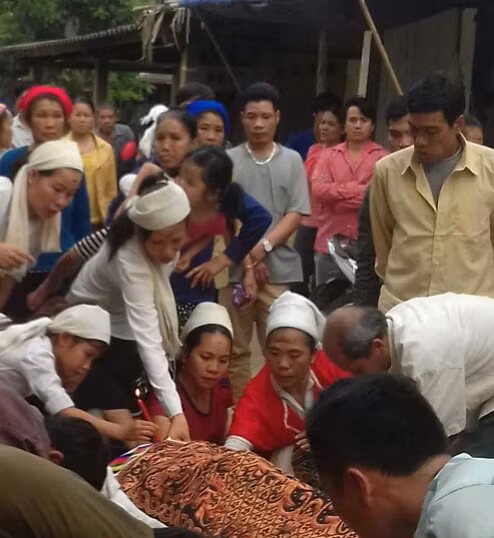 Gia đình làm lễ mai táng cho chị K.