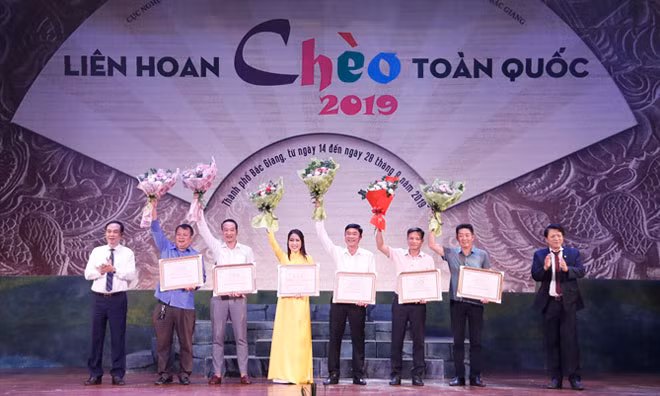 Đại diện các đơn vị nhận Huy chương Bạc cho vở diễn tại Liên hoan Chèo toàn quốc năm 2019