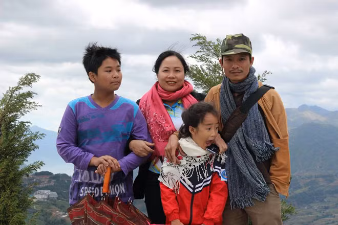 Họa sĩ Vũ Thái Bình cũng vợ và các con trong một chuyến đi thực tế.