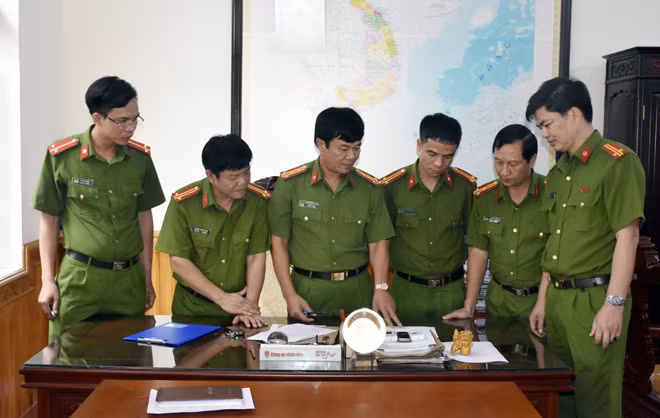Đại tá Khương Duy Oanh, Phó Giám đốc Công an tỉnh cùng ban chuyên án Phòng Cảnh sát Hình sự triển khai phương án phá án. Đại tá Khương Duy Oanh, Phó Giám đốc Công an tỉnh cùng ban chuyên án Phòng Cảnh sát Hình sự triển khai phương án phá án.