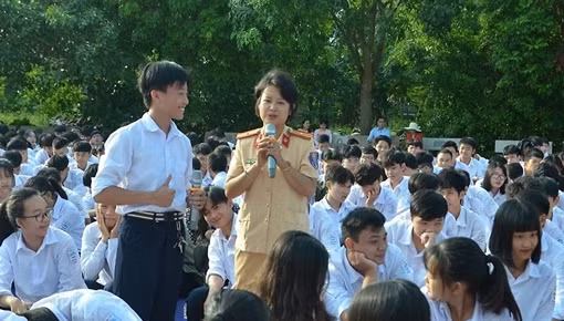 Báo động tình trạng nguy hiểm khi học sinh đi xe máy 50cc