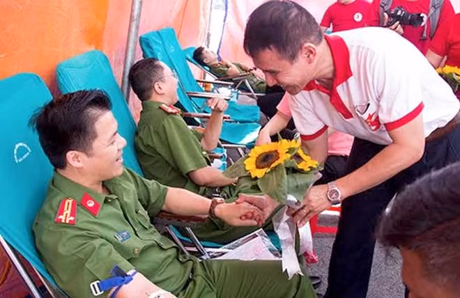 Ông Phạm Tuấn Dương, Phó viện trưởng Viện Huyết học và Truyền máu Trung ương tặng hoa và động viên CBCS Công an TP Hải Phòng tham gia hiến máu.