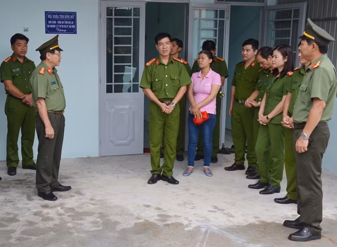 Thượng úy Lương Ngọc Bắc cảm ơn lãnh đạo Công an tỉnh, các đơn vị tài trợ và đồng đội đã giúp anh có được căn nhà kiên cố, khang trang.
