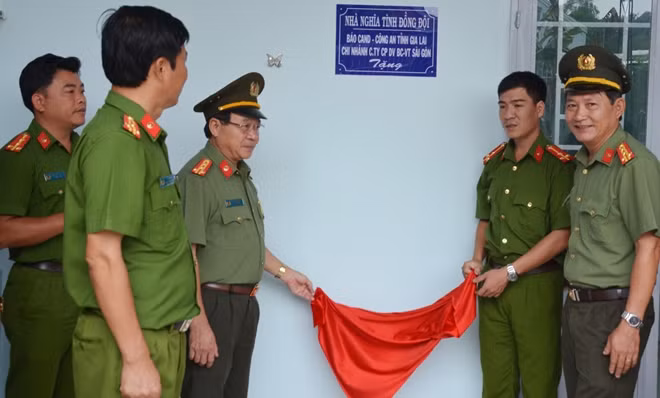Đại tá Phạm Văn Chẩn bàn giao nhà nghĩa tình đồng đội cho đồng chí Thượng úy Lương Ngọc Bắc.