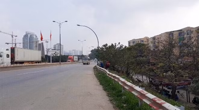 Hiện trường xảy ra những vụ cưỡng đoạt tiền ở khu vực đường dẫn lên tầng 2 cầu Thăng Long.