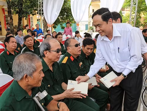 Dành hơn 355,4 tỷ đồng tặng quà cho người có công