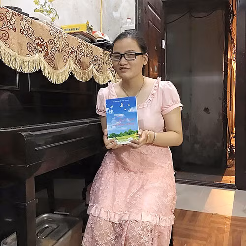 Thu Loan và tác phẩm mới của mình.