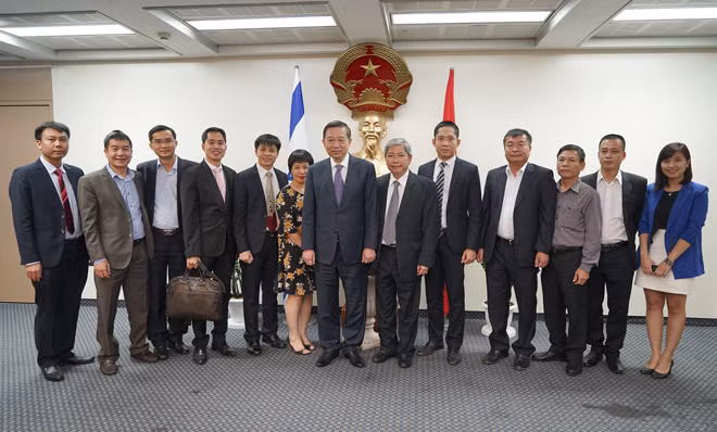 Bộ trưởng Tô Lâm thăm và nói chuyện với cán bộ, nhân viên Đại sứ quán Việt Nam tại Israel.