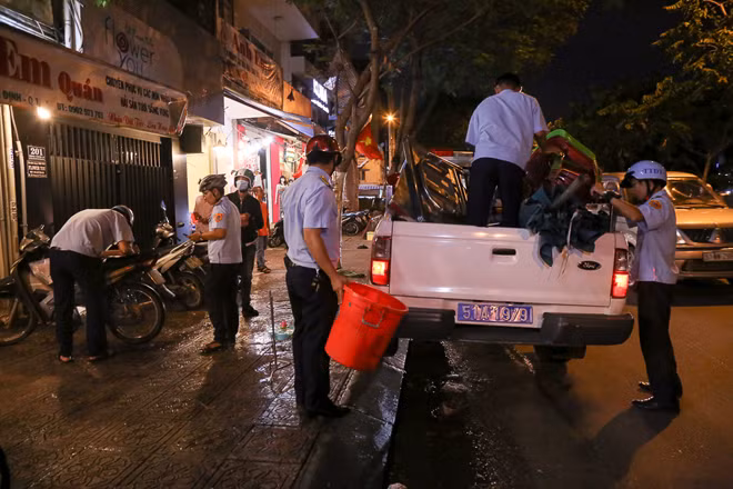 Lực lượng chức năng thu giữ nhiều vật dụng để tràn lan ra vỉa hè.