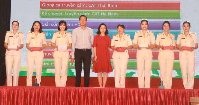 Ban Tổ chức trao giải Chuyên đề cho các thí sinh Các thí sinh nhận giải Khuyến khích của Hội thi.